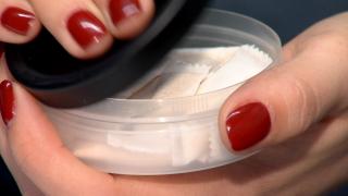 CAMERA ASCUNSĂ. Elevii au ajuns să se drogheze cu o substanță care ar trebui să îi scape de fumat. Supradoza poate fi fatală