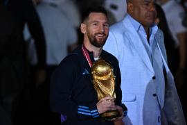 Eroii Argentinei au ajuns acasă cu trofeul Cupei Mondiale.  ”Pumele” lui Messi, primite de zeci de mii de fani
