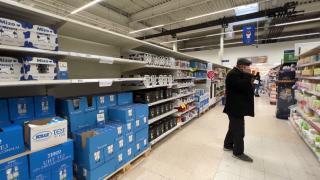 Produsele pentru care românii merg până în Ungaria. După plafonarea impusă de Viktor Orban, magazinele au ajuns să le vândă cu rația