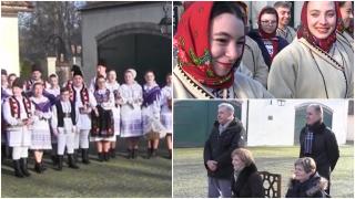 Cântec, dans şi tradiţii de Crăciun la Castelul Regal din Săvârşin. Zeci de colindători au venit să facă urări familiei regale