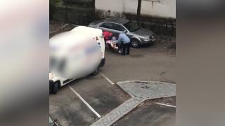 Fiul bătrânei duse cu roaba la ambulanță dezvăluie cum s-a ajuns în această situație. ”Decizia am luat-o că mi-o aruncă în stradă, în faţa blocului”