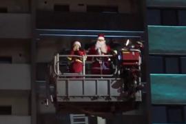 Moş Crăciun, salvat de pompierii bistriţeni de la etajul 6. Răsplata faptelor bune, în cadouri