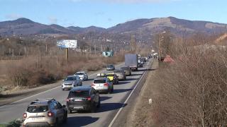 Aeroporturile şi trenurile sunt pline în prag de Crăciun. Forfotă mare este şi la cumpărături: "Ne trebuie cadouri multe pentru toată familia"