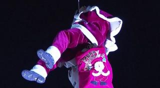 Pompierii din Atena, deghizaţi în Moş Crăciun şi spiriduşii săi, au adus bucurie într-un spital cu copii bolnavi de cancer