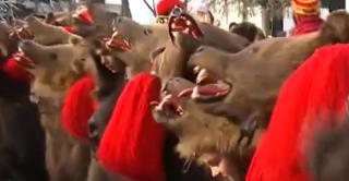 Jocul Urșilor de la Comănești, o tradiţie seculară. Se spune că alungă spiritele rele, iar cine îi primeşte în gospodărie va avea un an prosper