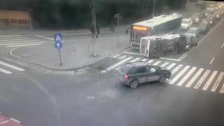 Ambulanţă în misiune, implicată într-un accident, în Galați. Şoferul, asistentul şi pacientul au ajuns la spital