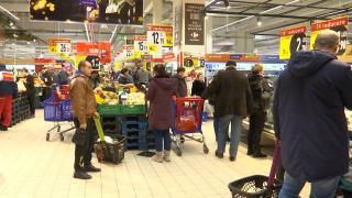 Românii, din nou în febra cumpărăturilor și goana după cadouri. Ce program au magazinele în Ajunul Crăciunului