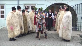 Povestea unui obicei străvechi: Colindatul cu Turca în prag de Crăciun, tradiția dusă mai departe de tineri