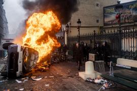 Ciocniri violente între demonstranţi şi poliţişti, în Paris. Oamenii au aruncat cu pietre şi au incendiat maşini, la o zi după atacul sângeros soldat cu 3 morţi