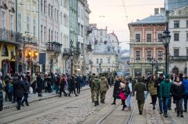 Sirenele de raid aerian nu au amuțit nici de sărbători. Cum au celebrat ucrainenii primul lor Crăciun de la începutul războiului
