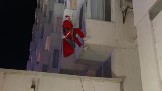 Pe cordelină sau în sanie, Moșul a dus cadouri copiilor peste tot. În Constanța, s-a transformat în alpinist: "Uite-l pe Moşu! Uite-l acolo!"