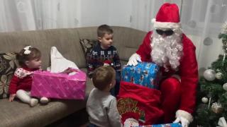 Aşteptarea s-a încheiat: Moş Crăciun a venit! Copiii, mici şi mari, au trăit cea mai veselă noapte din an