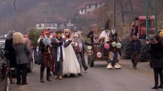 Tradiţiile înspăimântătoare care alungă spiritele rele. Echipați cu costume și măști, flăcăii din Oltenia au mers, în Ajun, cu dansul prin sat