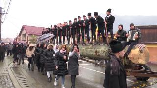 Cum își demonstrează bărbăția tinerii neînsurați, în comuna sibiană Sadu. Obicei unic în ajunul Crăciunului