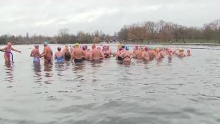 Tradiție de iarnă în UK, dusă mai departe an de an. Sute de londonezi au sărbătorit Crăciunul în apele reci ale unui lac