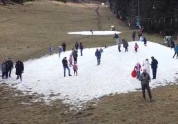 Crăciunul fără zăpadă le-a stricat planurile iubitorilor de sporturi de iarnă. Administratorii pârtiilor au găsit soluția pentru salvarea sezonului