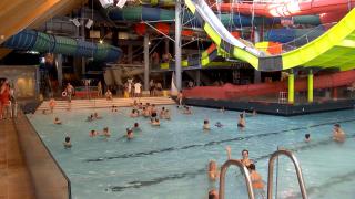 "Ce sarmale, ce piftie? Mai bine aici". În prima zi de Crăciun, mulţi români s-au relaxat printre palmieri, la saună şi spa