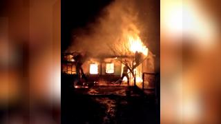 O familie cu cinci copii și bunica lor au rămas fără acoperiș deasupra capului în noaptea de Crăciun. Casele lor s-au făcut scrum