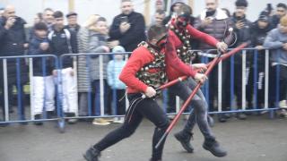 Obiceiuri de Crăciun, în România. Bătaia cu furci din faţa bisericii, tradiţie veche de un secol, păstrată cu sfinţenie de localnicii din Satu Mare