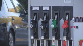 Va fi sau nu prelungită măsura de compensare a prețului la carburați. Ce spun liderii coaliției de guvernare