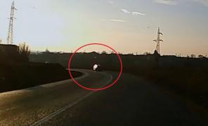 Momentul în care o șoferiță din Galați și copilașul ei ies de pe șosea cu mașina și se răstoarnă pe câmp, lângă Movileni