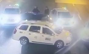 Poveste cusută cu aţă albă: Un şofer din Galaţi s-a trezit înconjurat de taximetrişti, după ce un coleg de breaslă i-a anunţat prin staţie că a fost tâlhărit