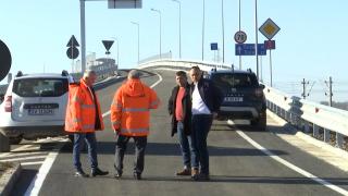 Autoritățile s-au întrecut pe ele însele. Șoseaua de 7 km pe care au terminat-o în 10 ani