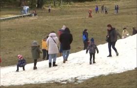 Temperaturile ridicate au gonit turiștii de la munte. Lipsa zăpezii a dus la încasări mai mici