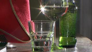 Șapte beri la 300 ml sau șase păhărele de tărie. Specialiștii ne sfătuiesc despre cât ar trebui să bem de Revelion