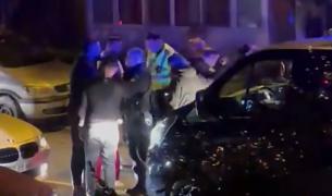 Un șofer beat s-a luat la bătaie pe stradă cu doi tineri care sunaseră la 112. Și-au împărțit pumni și picioare chiar și sub ochii polițiștilor