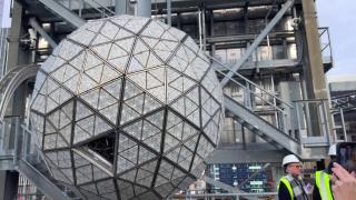 Tema petrecerii de Revelion din New York. Faimosul glob de peste 5.400 kg va fi coborât în Times Square de Anul Nou