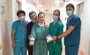 Primele imagini cu Alexia, fata cu mâinile amputate și replantate de medicul supranumit "îngerul copiilor", după accidentul de la Paşcani