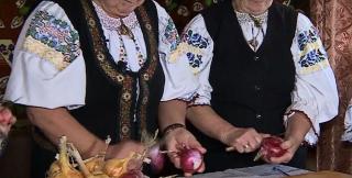 Obicei vechi de sute de ani, păstrat cu sfinţenie într-un sat din Mureş. Cum află localnicii vremea cu ajutorul unei cepe