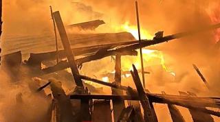 Incendiu de proporţii, într-o gospodărie din judeţul Prahova. Pompierii s-au luptat zeci de minute cu focul devastator