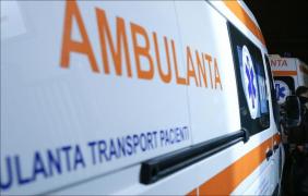 Impact violent între o maşină şi un microbuz, în Iaşi: doi tineri au ajuns la spital