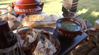 Revelion îmbelșugat în Bucovina. Pensiunile își așteaptă turiștii cu preparate tradiționale