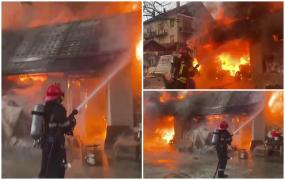 S-a aprins ca o torţă şi a ars tot în cale. Un garaj s-a făcut scrum în doar câteva minute, în Cluj