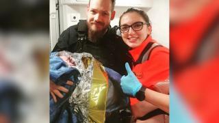 Bebeluşul unei românce, cu certificat de naştere semnat în avion. Părinţii au 3 opţiuni pentru cetăţenia copilului