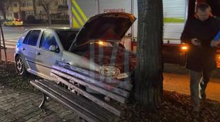 Doi părinţii şi copiii lor minori au ajuns cu maşina într-un copac. Şoferul spune că a fost şicanat şi ameninţat cu moartea în trafic, în Iaşi