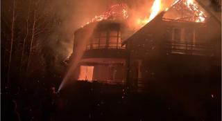 Incendiu devastator, într-o comună din judeţul Prahova. O vilă, înghiţită de flăcările puternice