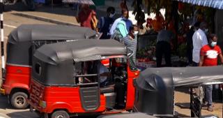 România, tărâmul făgăduinţei pentru muncitorii asiatici. Zeci de srilankezi stau zilnic la coadă, sperând să găsească joburi