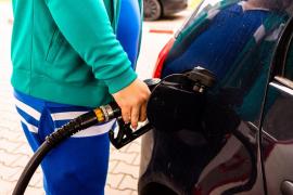 Ultimele ore în care şoferii pot face plinul la preţuri compensate. Cât economisesc la benzină şi motorină