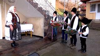 Micii urători din Maramureş au ieşit cu sorcova în prima zi din an. S-au întors acasă cu traistele pline de covrigi, nuci şi mere