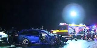 Accident violent în Bihor: "E un mort, chiar la volan acolo, acoperit, şi un altul pe şosea, în sac negru". Şase victime în Târgu Mureş după o depăşire riscantă