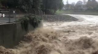 Ploi, inundaţii şi ninsori de Anul Nou, în SUA. Sute de mii de americani din California şi Nevada, devastaţi de o furtună puternică