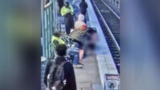 Momentul în care o fetiţă de 3 ani e împinsă în faţa trenului, de o femeie. Un bărbat a salvat-o de pe şine pe micuţa din SUA