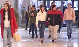 Aglomeraţie în mall, la început de an. Când îşi reiau centrele comerciale şi magazinele programul normal