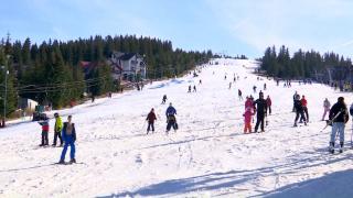 Pârtiile de la Rânca, pline de turiști după ce administratorii au reuşit să aşeze un strat numai bun de zăpadă artificială