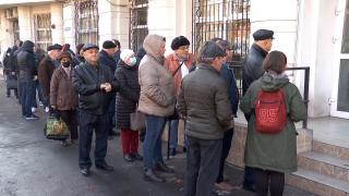 Românii, greu de convins să-și plătească taxele și impozitele online. S-au pus la coadă la ghișee încă din timpul nopții