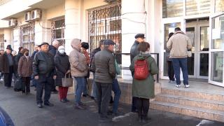 Coadă "tradițională" la taxe și impozite, în prima zi lucrătoare din 2023. Reducere de 10% până în martie